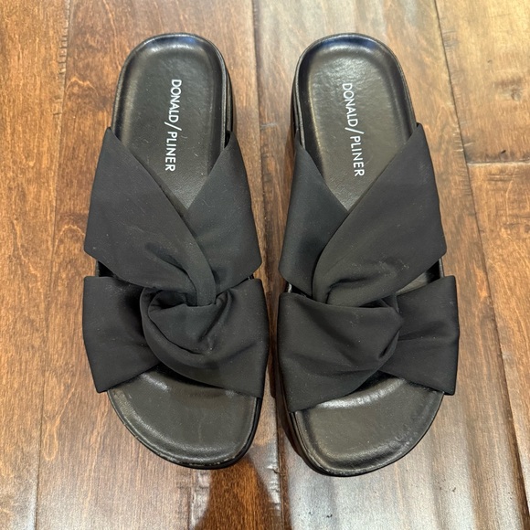 Donald J. Pliner Folley Black Crepe Elastic Platform Slip On Sandals Size 6 - Picture 4 of 11